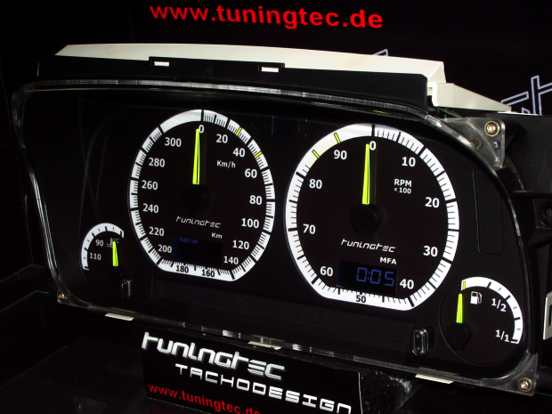 Neongelb beleuchtete Tachozeiger